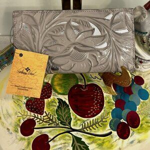 NWT Patricia Nash Evelyn Tooled Leather Wallet Silver Stone